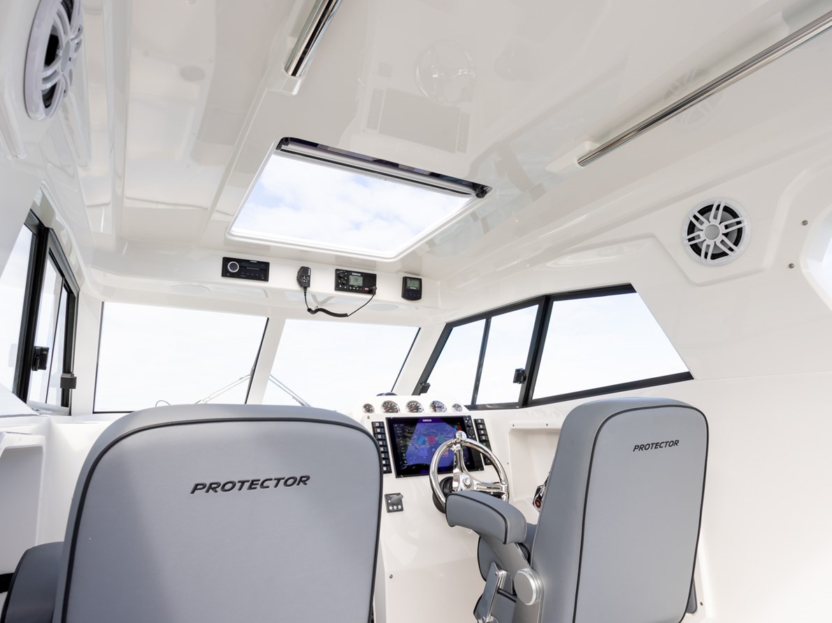 Bright, Spacious & Functional Pilothouse