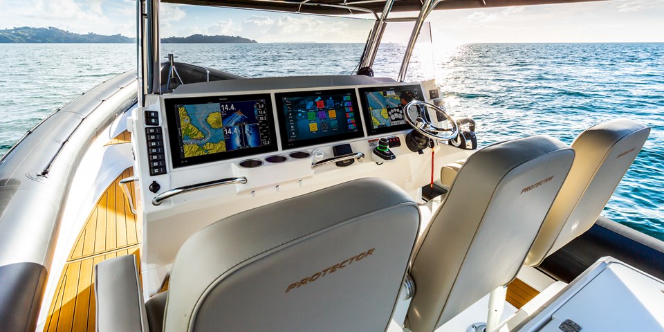 EXPANSIVE DASH FOR UPTO 3 LARGE MFD SCREENS