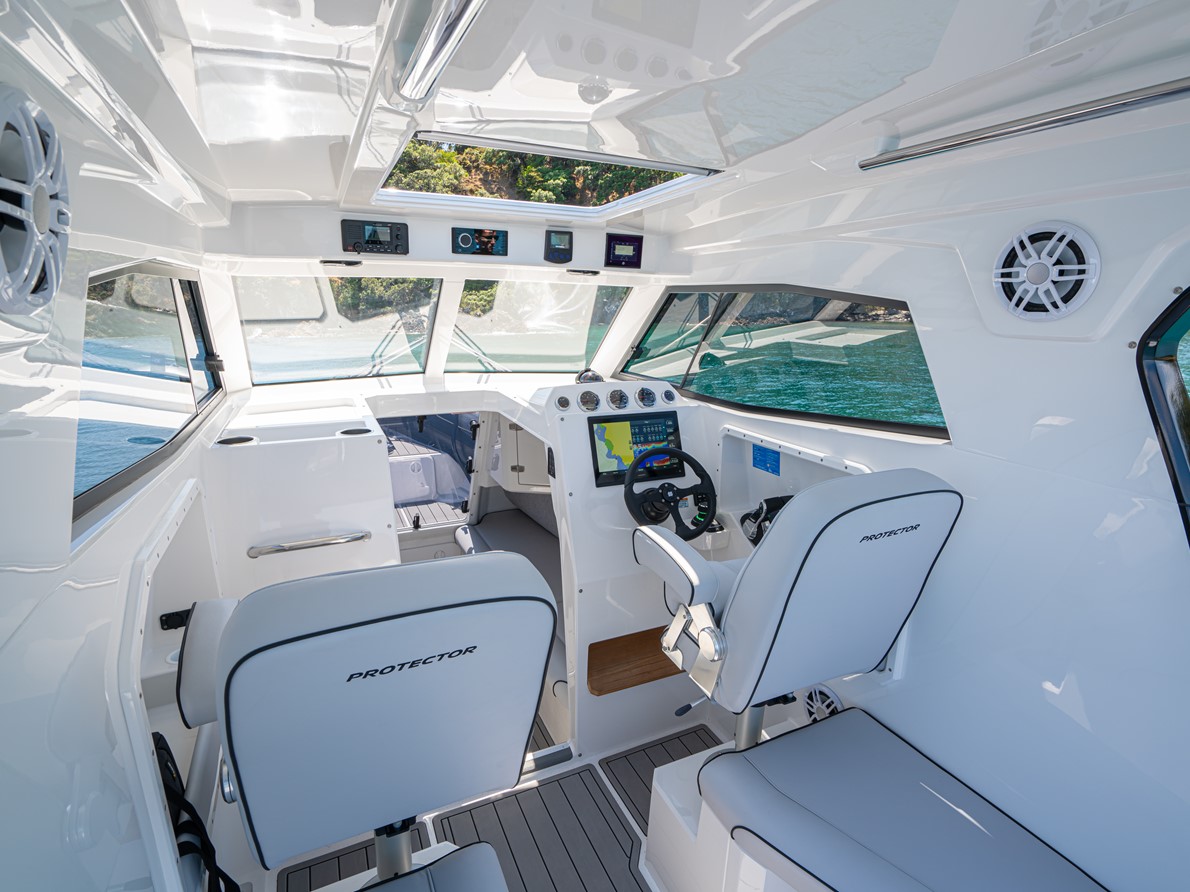 Bright, Spacious & functional pilothouse