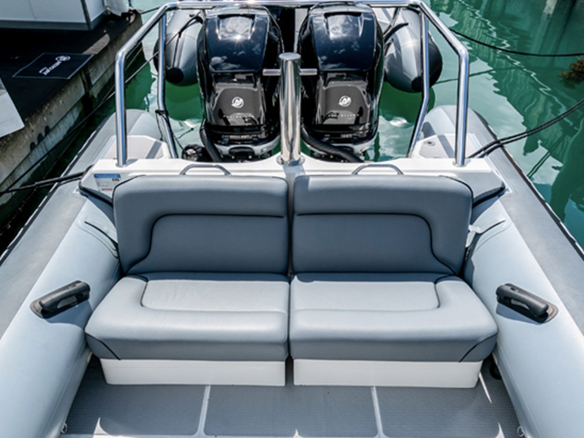 OPTIONAL LUXURY TRANSOM SEATING