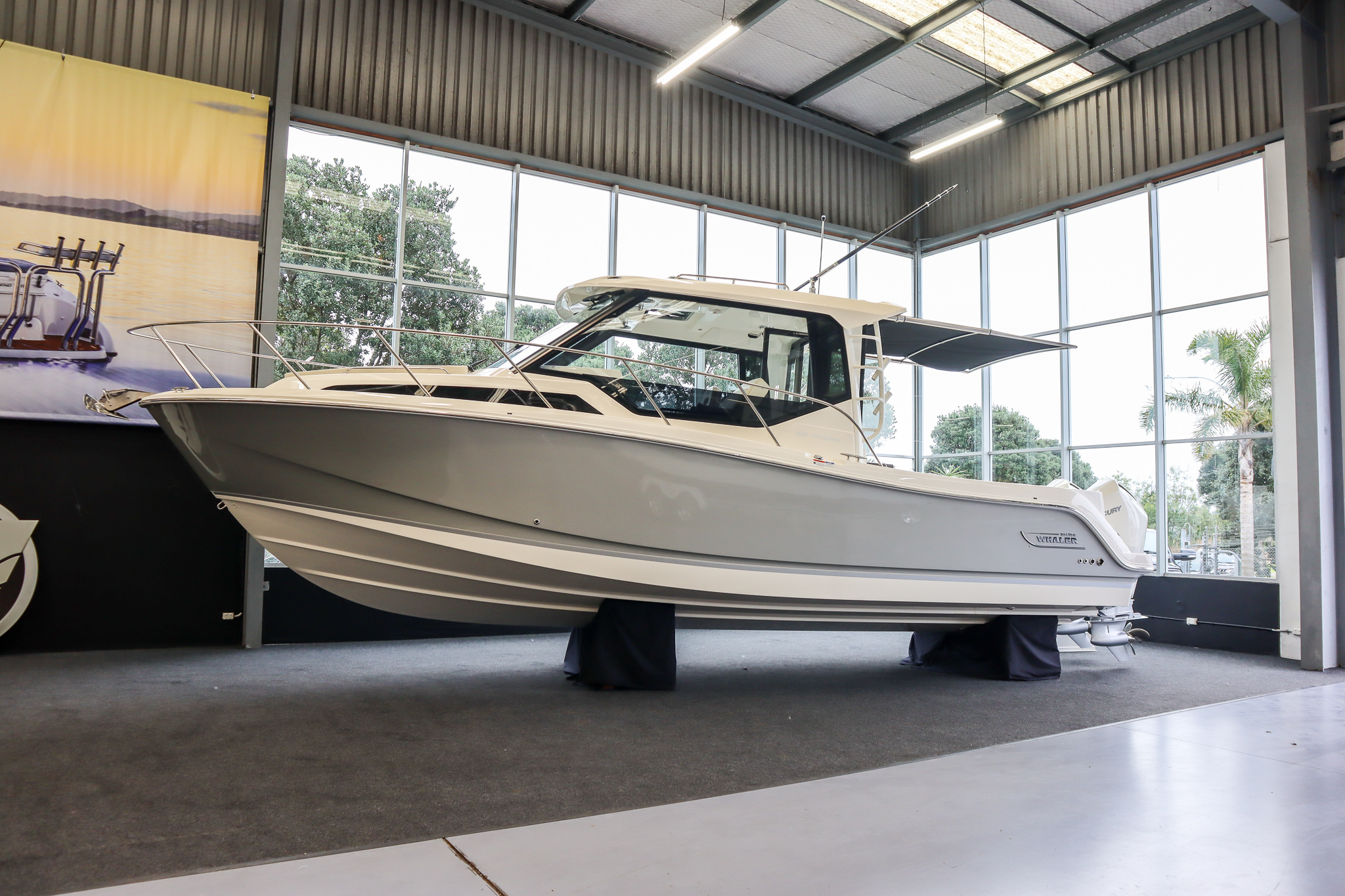 Boston Whaler 325 Conquest Pilothouse