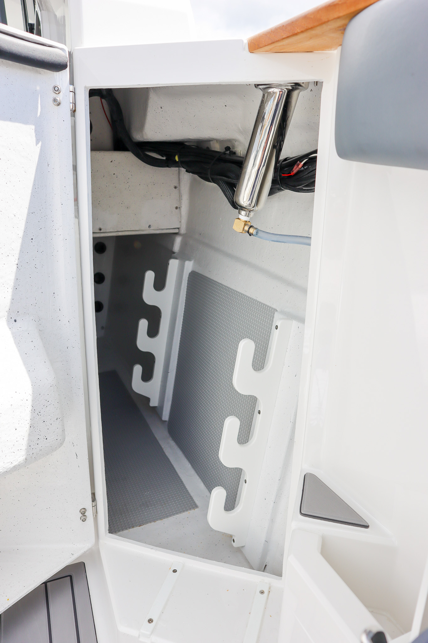 Port & Stbd gunwale storage lockers